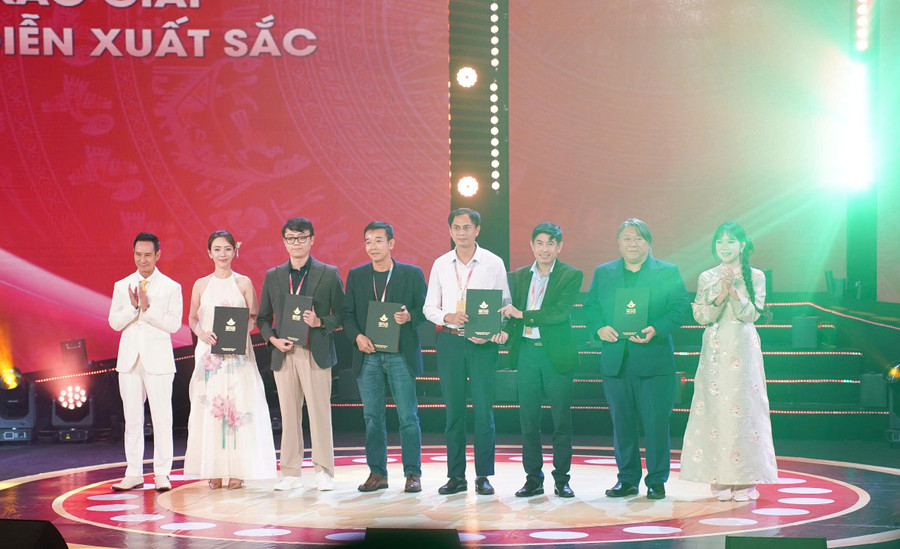 Phim "Mưa đỏ" thắng lớn tại Liên hoan Phim Việt Nam lần thứ 24