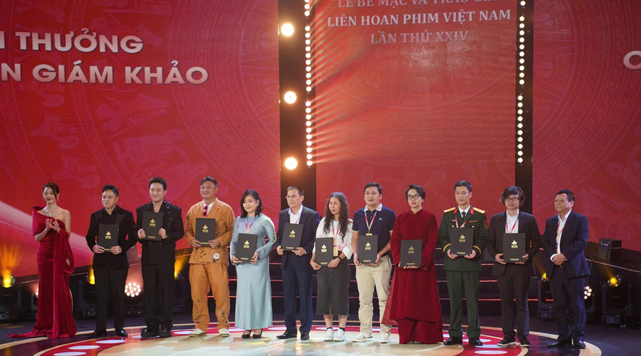 Phim "Mưa đỏ" thắng lớn tại Liên hoan Phim Việt Nam lần thứ 24