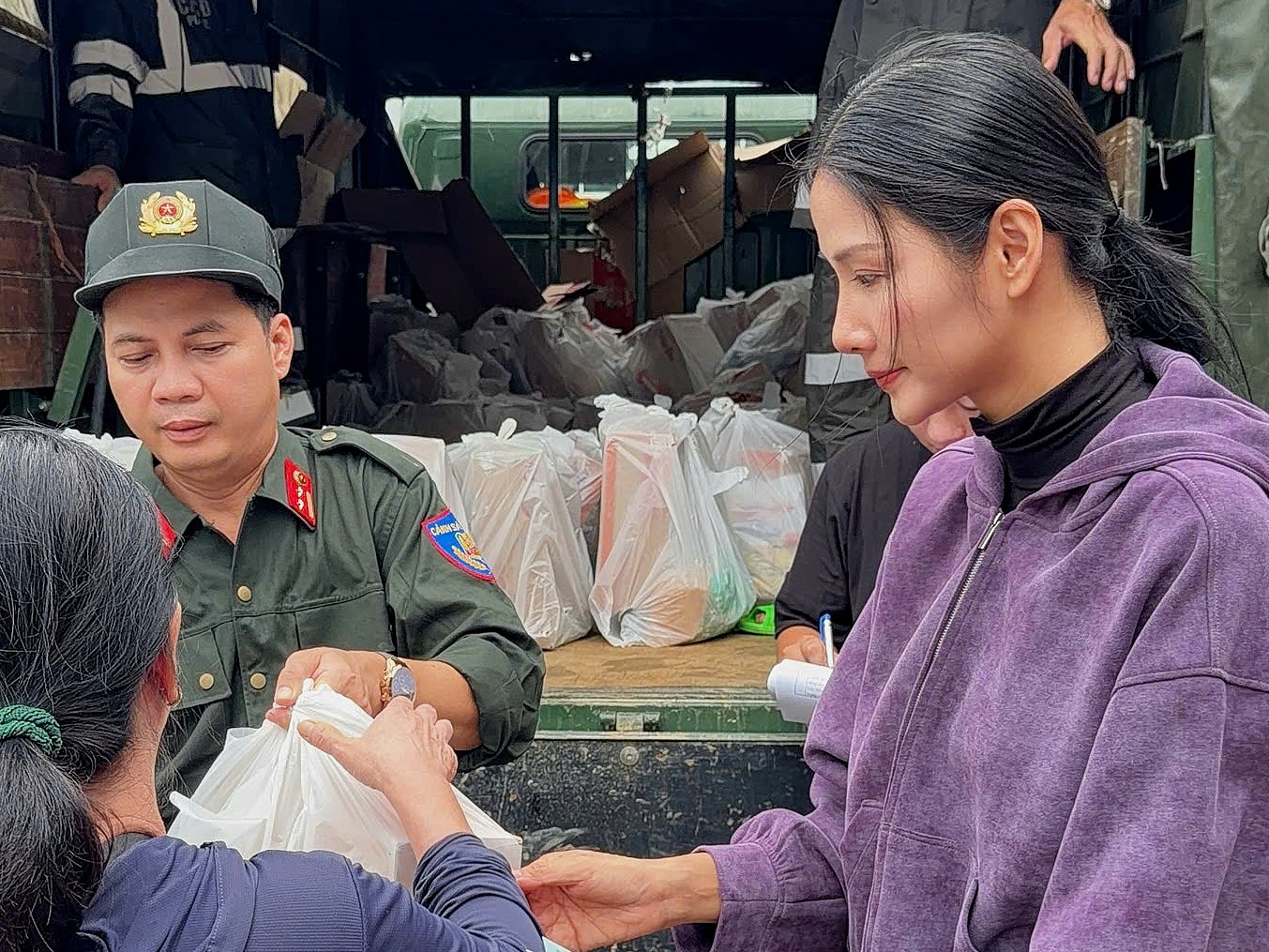 Sơn Tùng M-TP ủng hộ người dân vùng lũ Sơn Tùng M-TP ủng hộ người dân vùng lũ