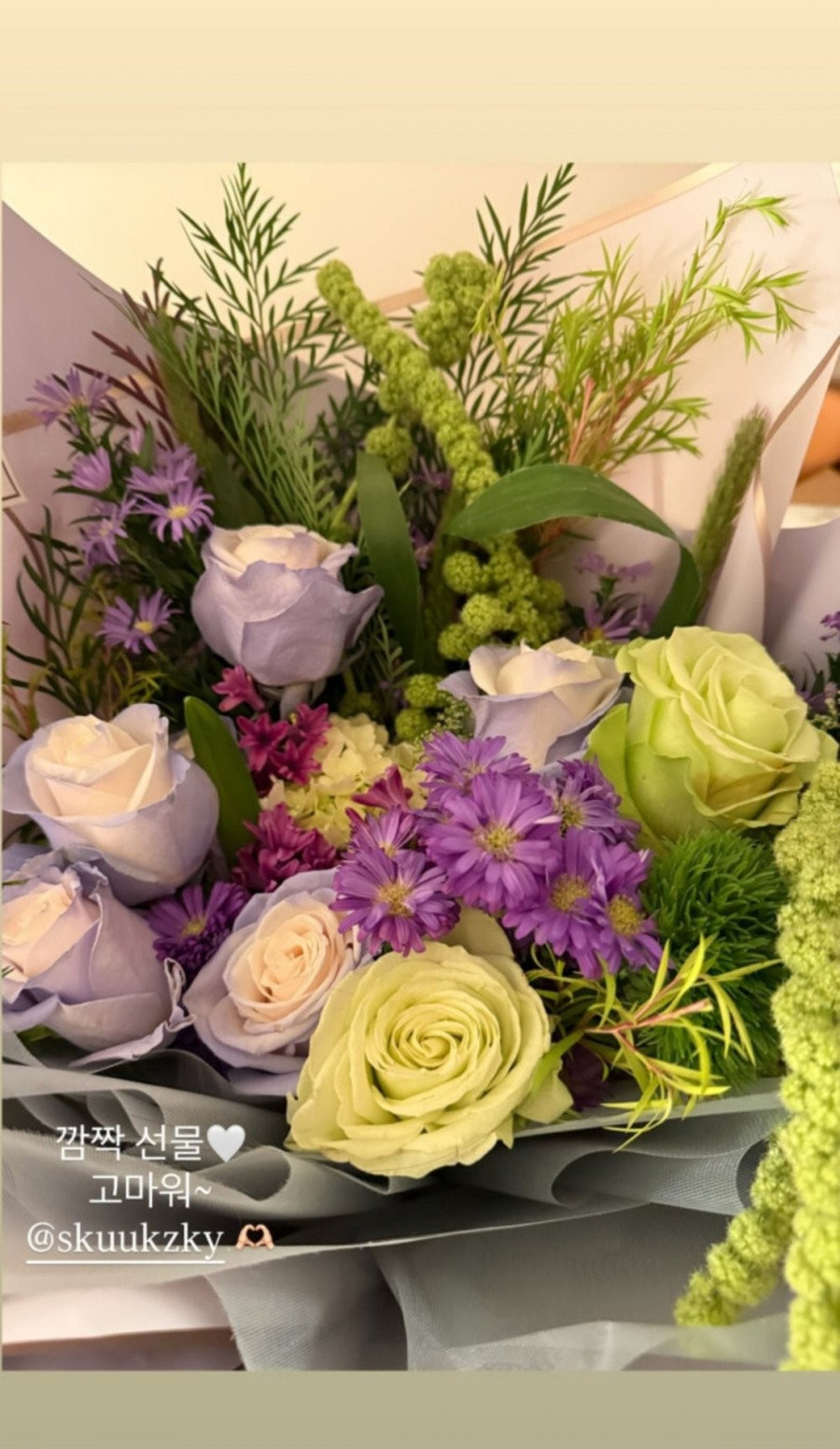 Song Hye Kyo gây bất ngờ, công khai món quà đặc biệt từ "tình tin đồn" Suzy? Song Hye Kyo gây bất ngờ, công khai món quà đặc biệt từ "tình tin đồn" Suzy?