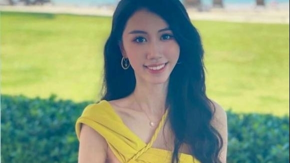 Đỗ Thị Hà cho Hoa hậu Trung Quốc mượn mẫu thiết kế của NTK Lê Thanh Hòa