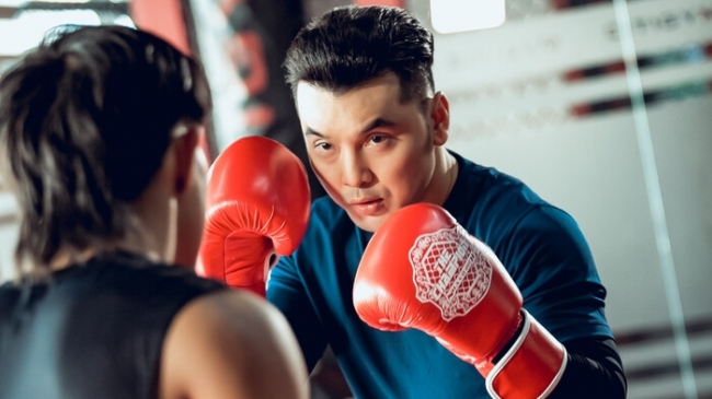 Tập luyện boxing quá hăng say, Ưng Hoàng Phúc gặp chấn thương