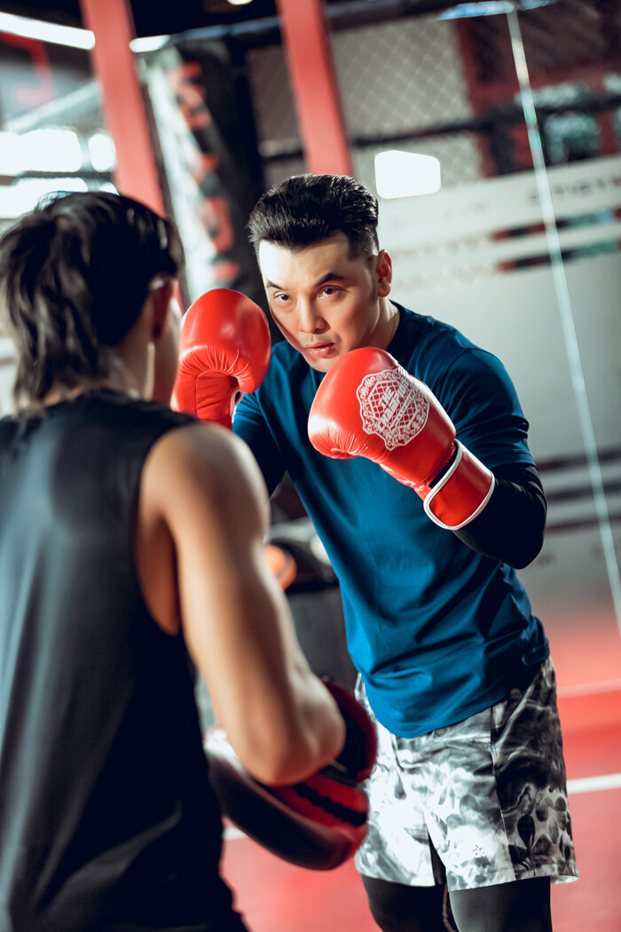 Tập luyện boxing quá hăng say, Ưng Hoàng Phúc gặp chấn thương