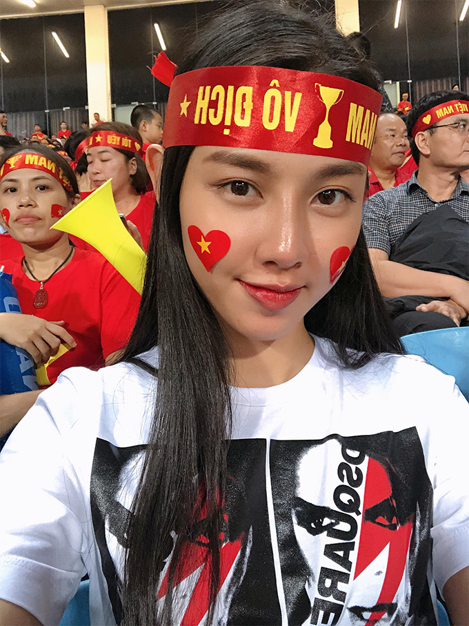 Hoa hậu Thuỳ Tiên tiếp sức cho thầy trò HLV Park Hang Seo đánh bại tuyển Lào?