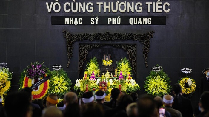 Đám tang nhạc sĩ Phú Quang: Không khí trầm buồn, Tùng Dương, Thanh Lam bật khóc đưa tiễn