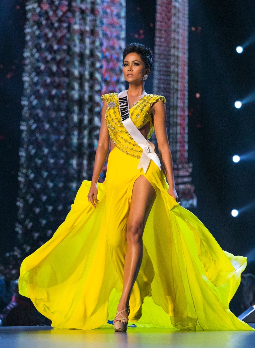 Những cú xoay váy tạo nên "dấu ấn" của các thí sinh tại Miss Universe