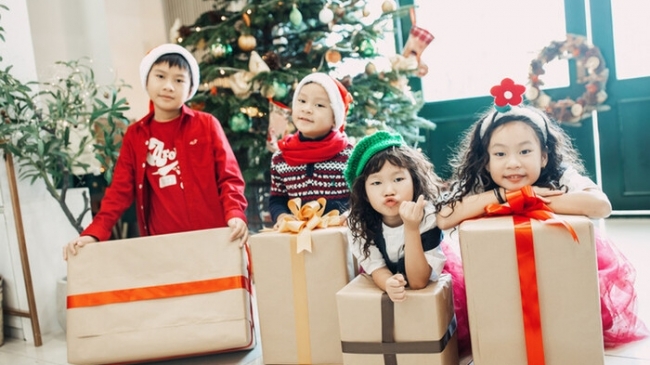 Khoảnh khắc đón Noel đầy tiếng cười của gia đình Lý Hải - Minh Hà