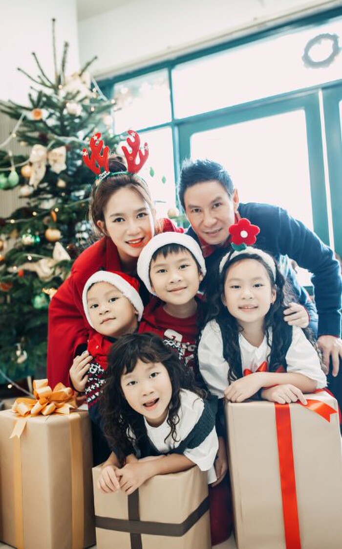 Khoảnh khắc đón Noel đầy tiếng cười của gia đình Lý Hải – Minh Hà