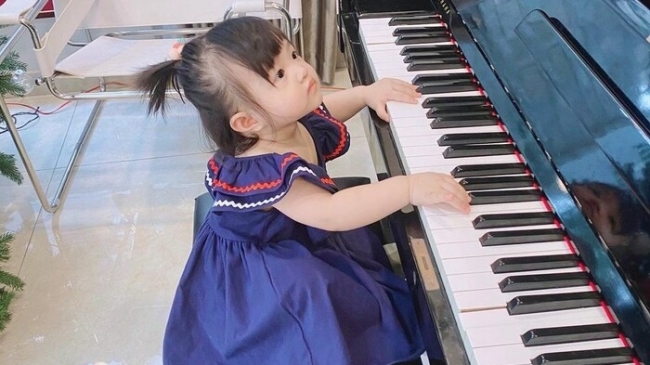 Hết giành mic của mẹ, bé Winnie lại trổ tài chơi piano nhưng ba mẹ lại 'dìm' má bánh bao