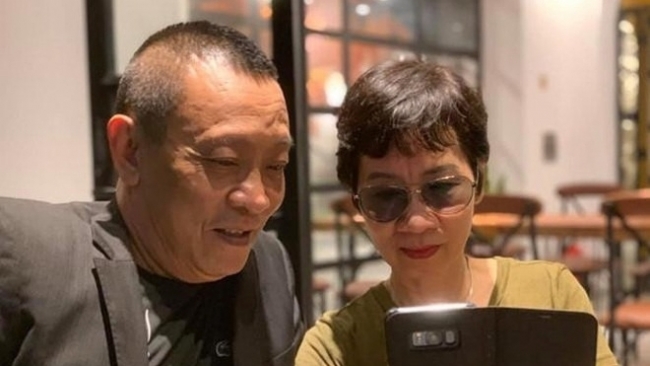 Sao Việt ngày 28/12: Người vợ kín tiếng luôn đồng hành cùng MC Lại Văn Sâm