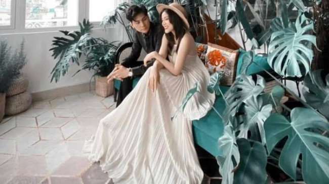 Vừa chia tay, chồng cũ Lâm Khánh Chi đã chia sẻ ảnh 'người mới', tình tứ như đang chụp ảnh cưới