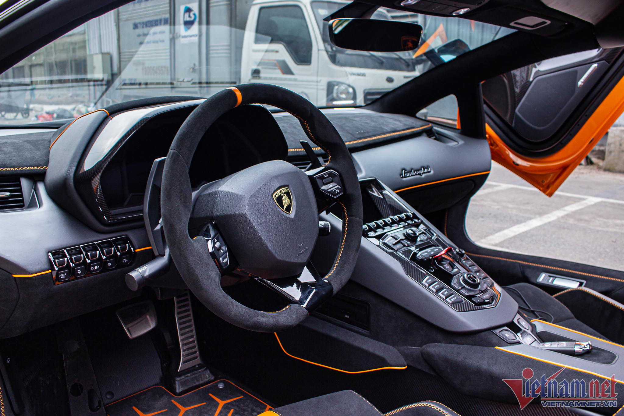 Ngắm siêu xe Lamborghini Aventador SVJ Roadster của đại gia Hà Nội trị giá 30 tỷ