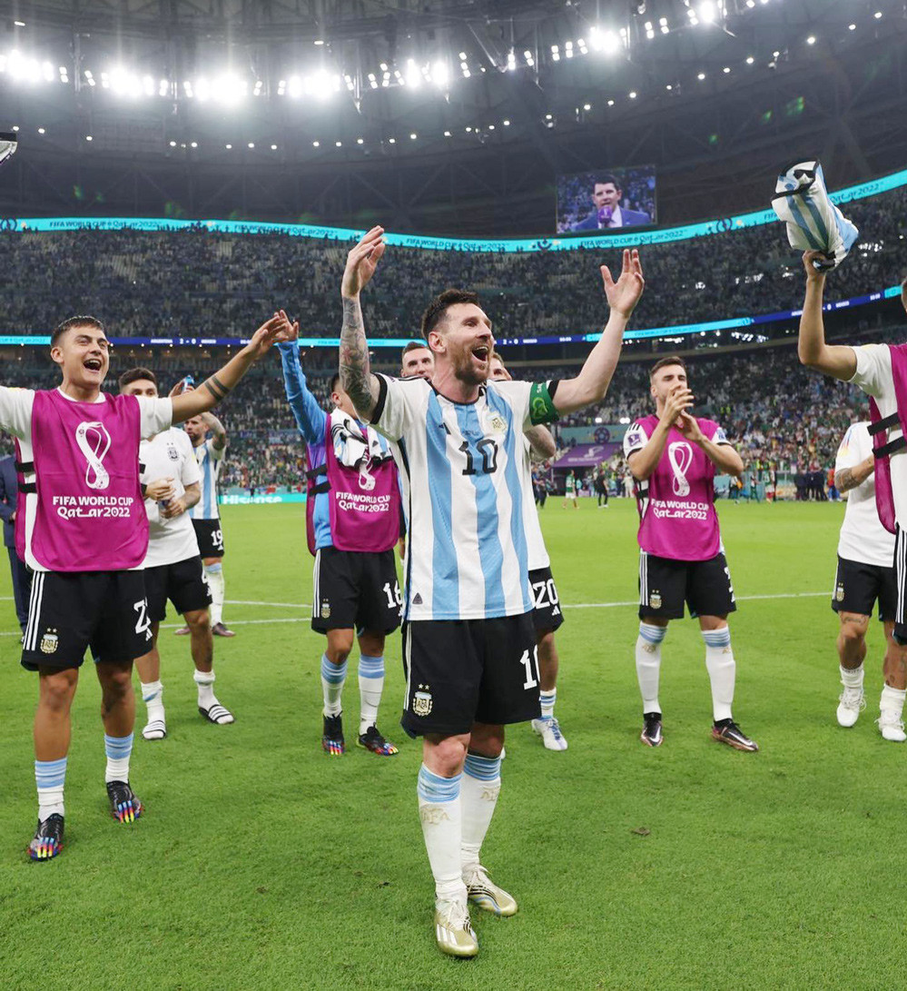Argentina vào tứ kết World Cup 2022, Messi 'bỏ' ăn mừng trận 1.000