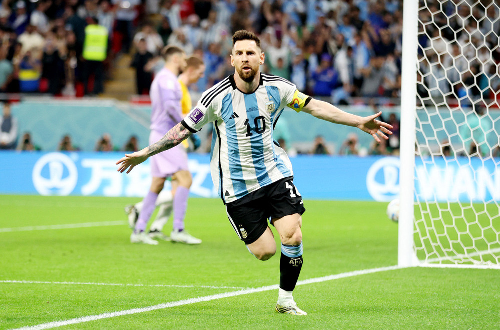 Argentina vào tứ kết World Cup 2022, Messi 'bỏ' ăn mừng trận 1.000