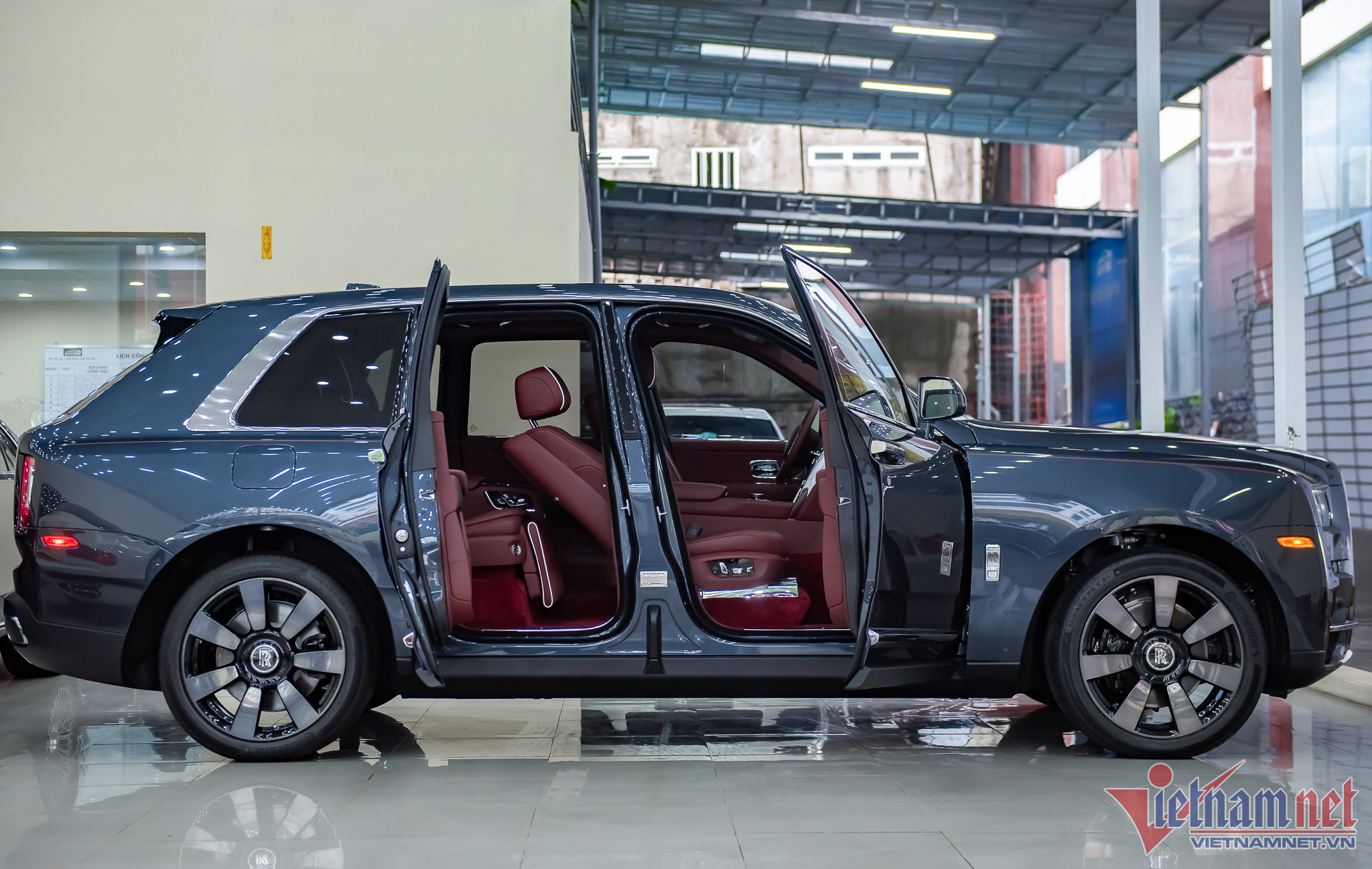 Khám phá Rolls-Royce Cullinan 35 tỷ màu độc nhất Việt Nam