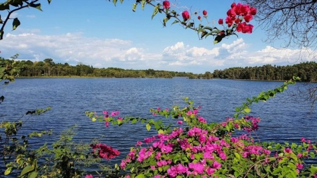 Tận hưởng cảnh sắc thiên nhiên yên bình tại hồ Trị An
