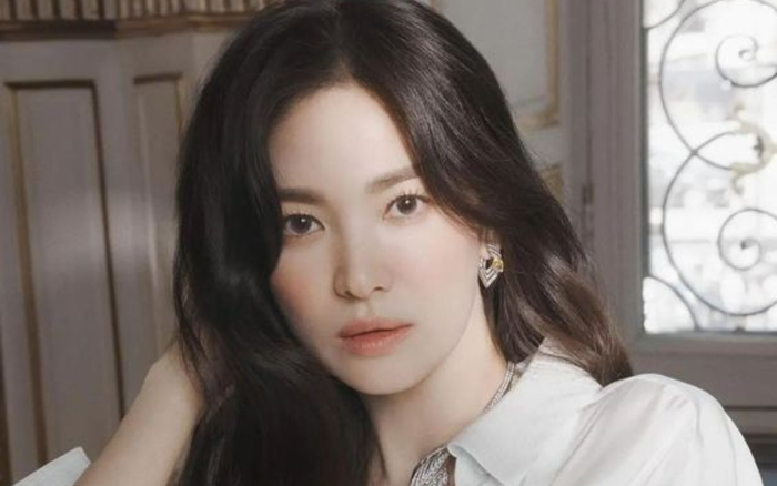 H&eacute; lộ l&yacute; do Song Hye Kyo quyết c&ocirc;ng khai danh t&iacute;nh vị h&ocirc;n phu ngay dịp cuối năm Ảnh 2