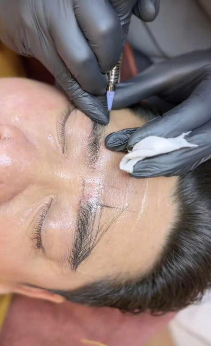 Diễn vi&ecirc;n Huỳnh Anh Tuấn U60 c&ocirc;ng khai 't&acirc;n trang' vẻ ngo&agrave;i, kết quả ra sao so với MC Thanh Bạch? Ảnh 2