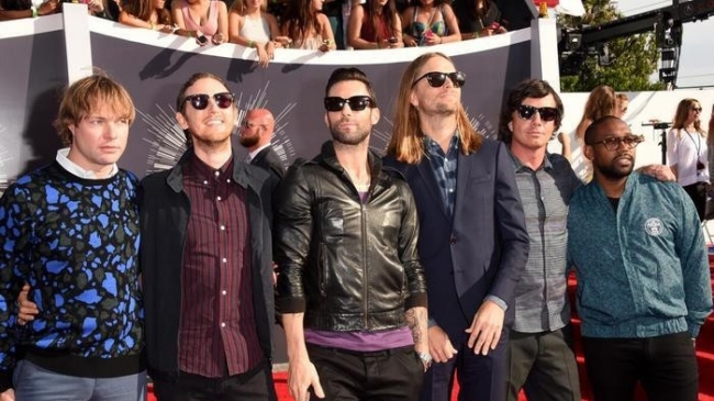 Maroon 5 đến Việt Nam lúc nửa đêm, nhóm nhạc huyền thoại gây chú ý bởi một chi tiết