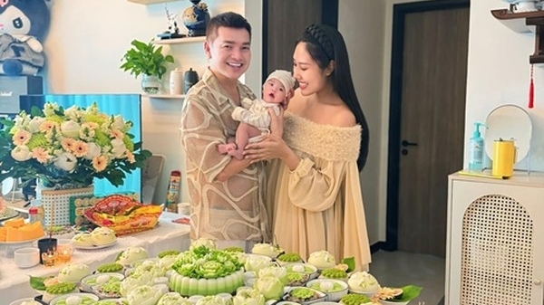 Quang Minh và bạn gái kém 37 tuổi mừng đầy tháng con trai