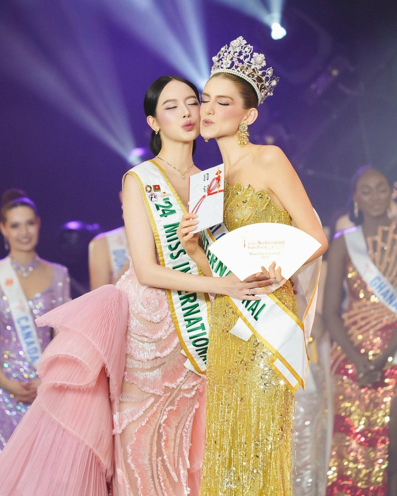 Bùng nổ nhan sắc, Thanh Thủy tự tin 'cân đẹp' loạt Hoa hậu Quốc tế Bùng nổ nhan sắc, Thanh Thủy tự tin 'cân đẹp' loạt Hoa hậu Quốc tế