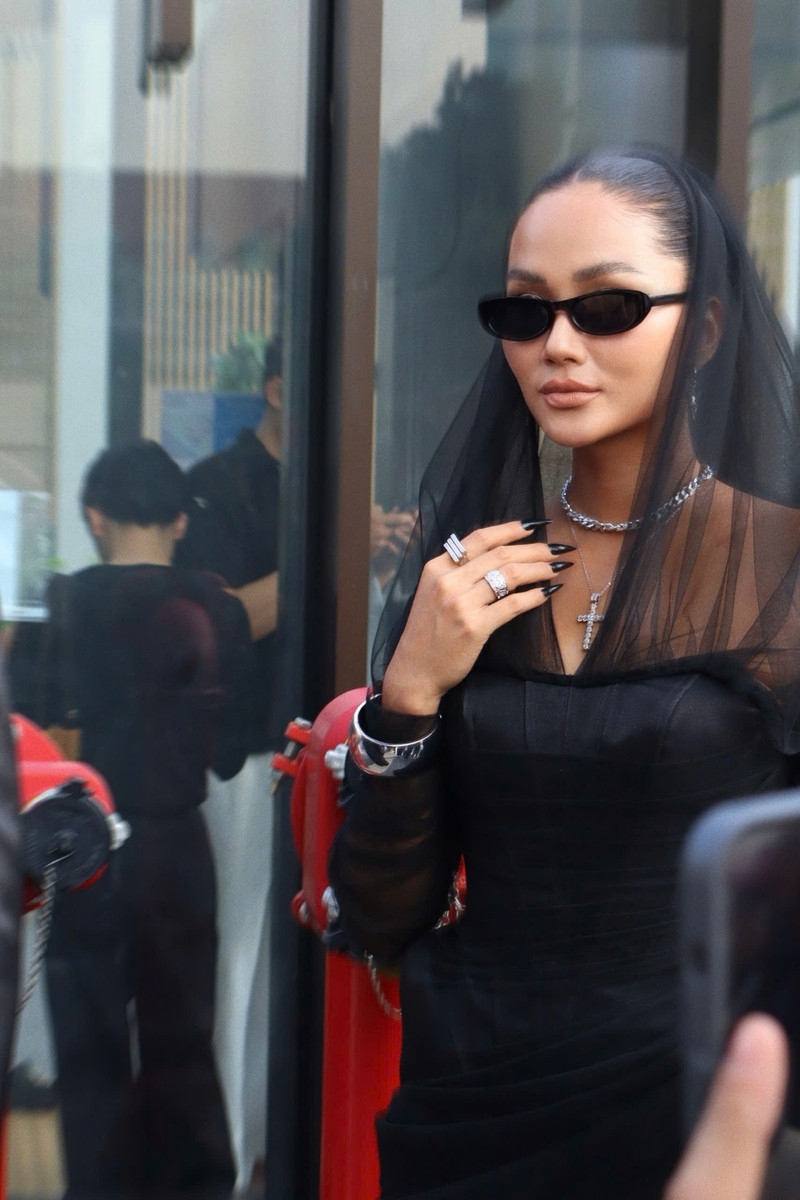 H'Hen Niê tái xuất ấn tượng sau gần 3 tháng sinh nở, đẹp rạng rỡ đến khó tin H'Hen Niê tái xuất ấn tượng sau gần 3 tháng sinh nở, đẹp rạng rỡ đến khó tin