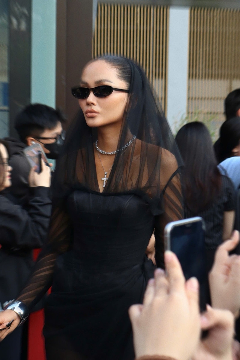 H'Hen Niê tái xuất ấn tượng sau gần 3 tháng sinh nở, đẹp rạng rỡ đến khó tin H'Hen Niê tái xuất ấn tượng sau gần 3 tháng sinh nở, đẹp rạng rỡ đến khó tin