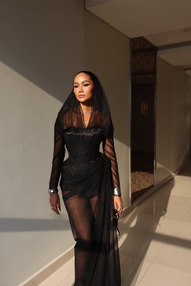 H'Hen Niê tái xuất ấn tượng sau gần 3 tháng sinh nở, đẹp rạng rỡ đến khó tin H'Hen Niê tái xuất ấn tượng sau gần 3 tháng sinh nở, đẹp rạng rỡ đến khó tin