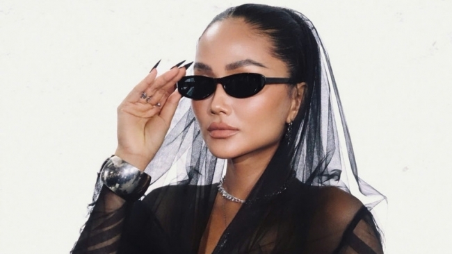 H'Hen Niê tái xuất ấn tượng sau gần 3 tháng sinh nở, đẹp rạng rỡ đến khó tin