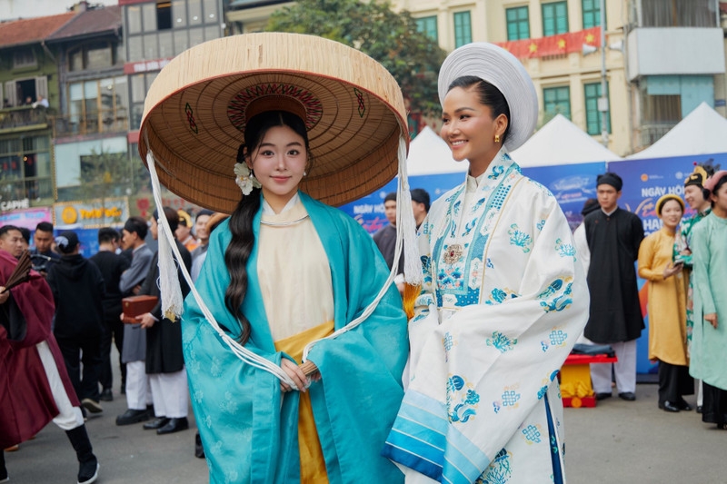 Ái nữ Quyền Linh sánh vai cùng H'Hen Niê, gây chú ý với Việt phục truyền thống Ái nữ Quyền Linh sánh vai cùng H'Hen Niê, gây chú ý với Việt phục truyền thống