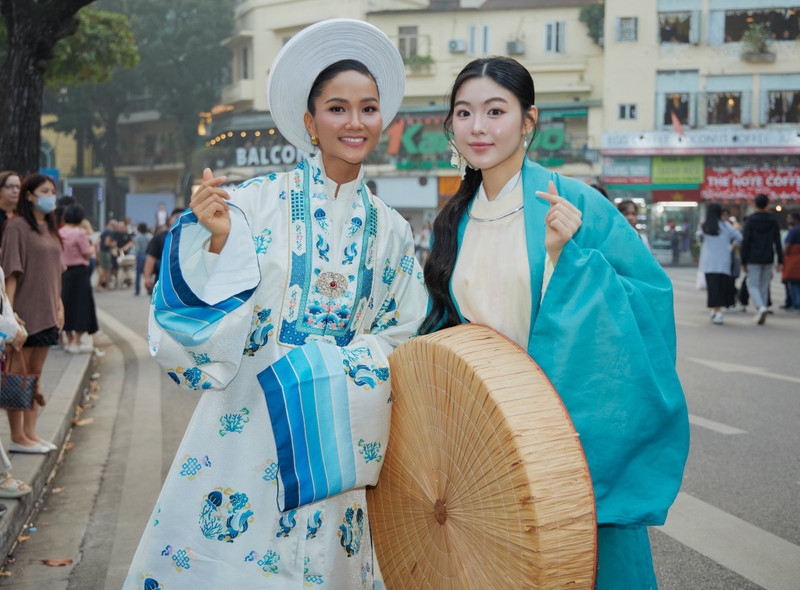 Ái nữ Quyền Linh sánh vai cùng H'Hen Niê, gây chú ý với Việt phục truyền thống Ái nữ Quyền Linh sánh vai cùng H'Hen Niê, gây chú ý với Việt phục truyền thống