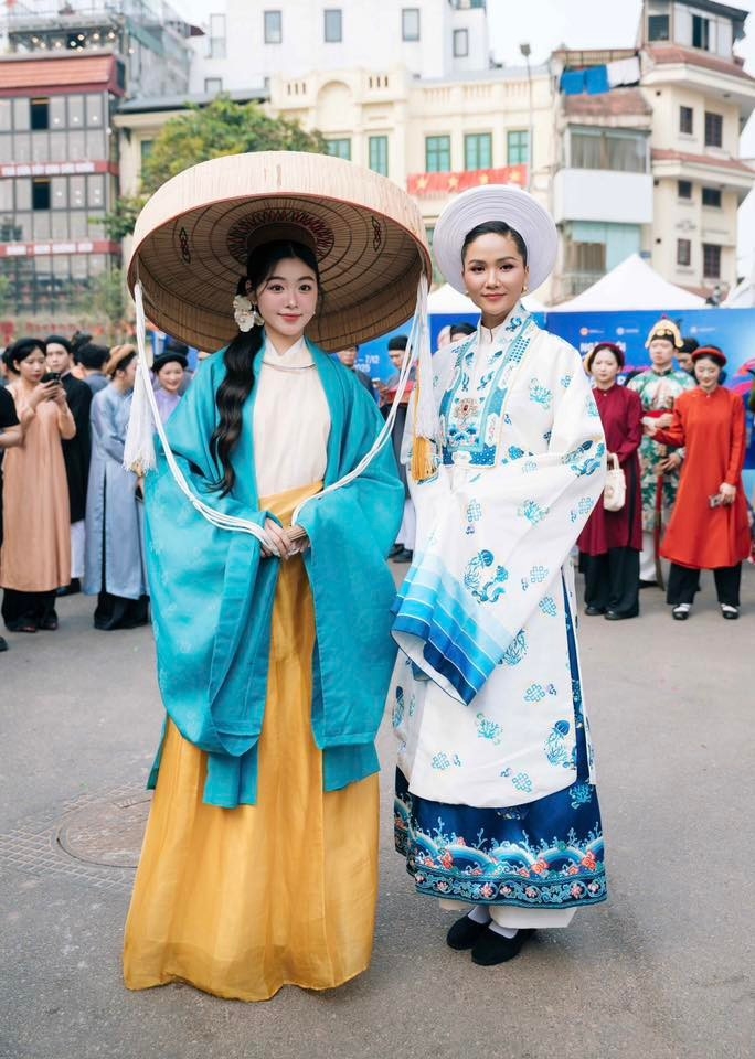 Ái nữ Quyền Linh sánh vai cùng H'Hen Niê, gây chú ý với Việt phục truyền thống Ái nữ Quyền Linh sánh vai cùng H'Hen Niê, gây chú ý với Việt phục truyền thống