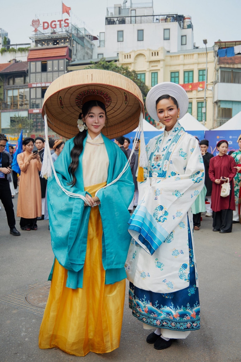 Ái nữ Quyền Linh sánh vai cùng H'Hen Niê, gây chú ý với Việt phục truyền thống Ái nữ Quyền Linh sánh vai cùng H'Hen Niê, gây chú ý với Việt phục truyền thống
