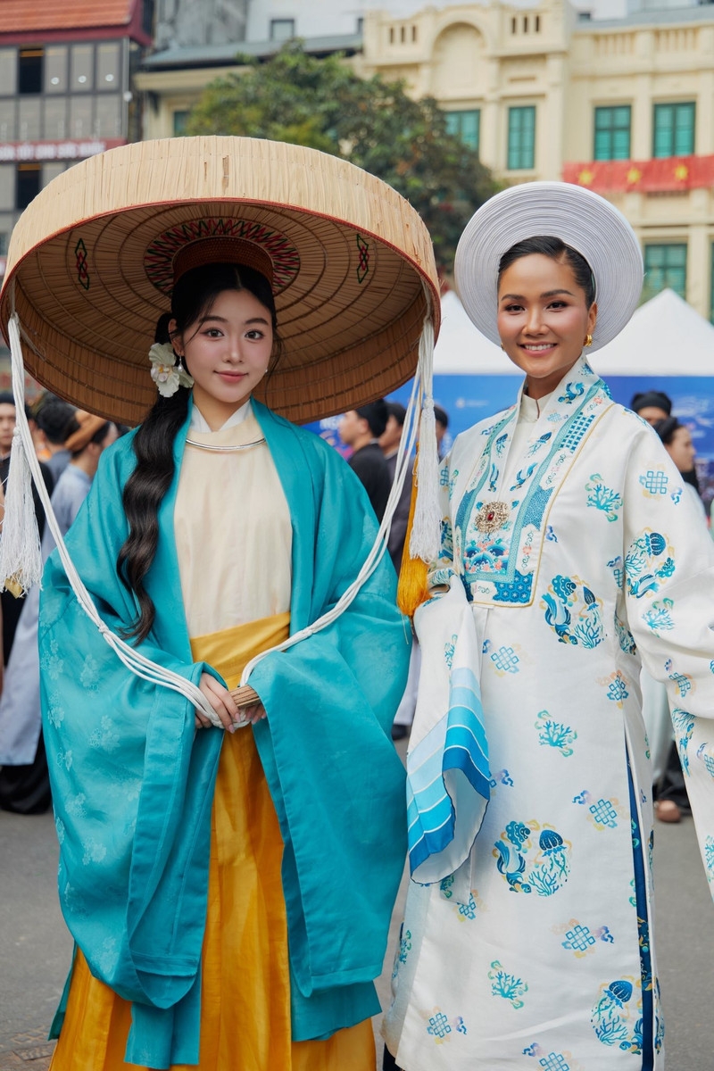 Ái nữ Quyền Linh sánh vai cùng H'Hen Niê, gây chú ý với Việt phục truyền thống Ái nữ Quyền Linh sánh vai cùng H'Hen Niê, gây chú ý với Việt phục truyền thống