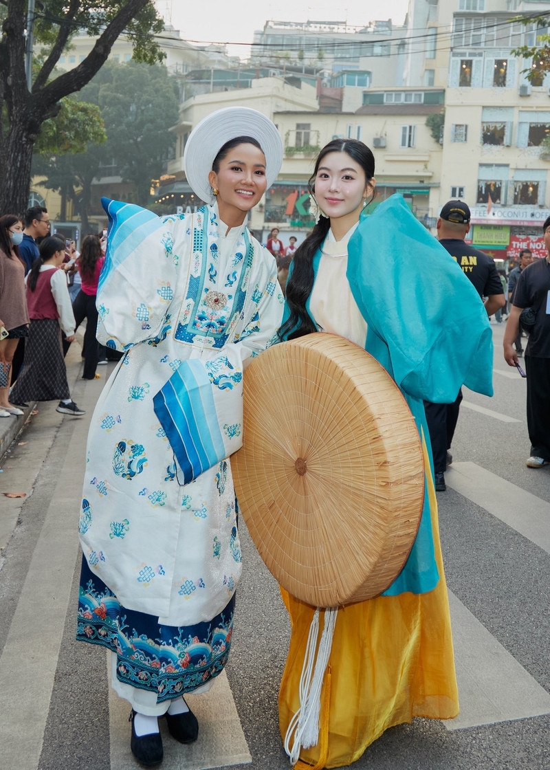 Ái nữ Quyền Linh sánh vai cùng H'Hen Niê, gây chú ý với Việt phục truyền thống Ái nữ Quyền Linh sánh vai cùng H'Hen Niê, gây chú ý với Việt phục truyền thống