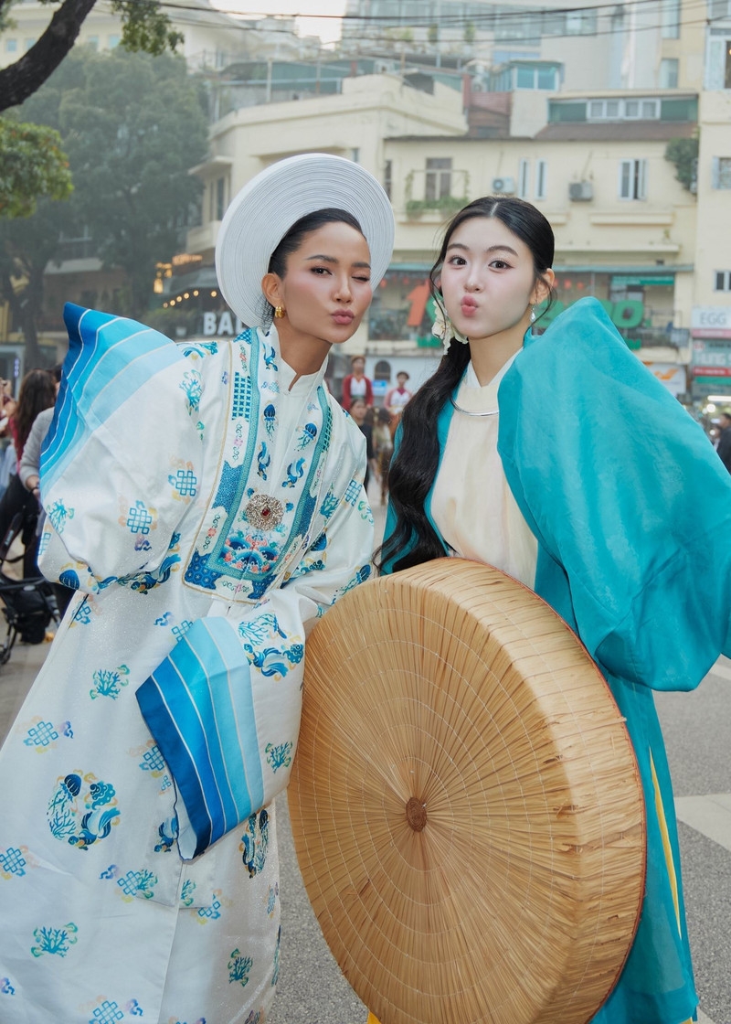 Ái nữ Quyền Linh sánh vai cùng H'Hen Niê, gây chú ý với Việt phục truyền thống Ái nữ Quyền Linh sánh vai cùng H'Hen Niê, gây chú ý với Việt phục truyền thống