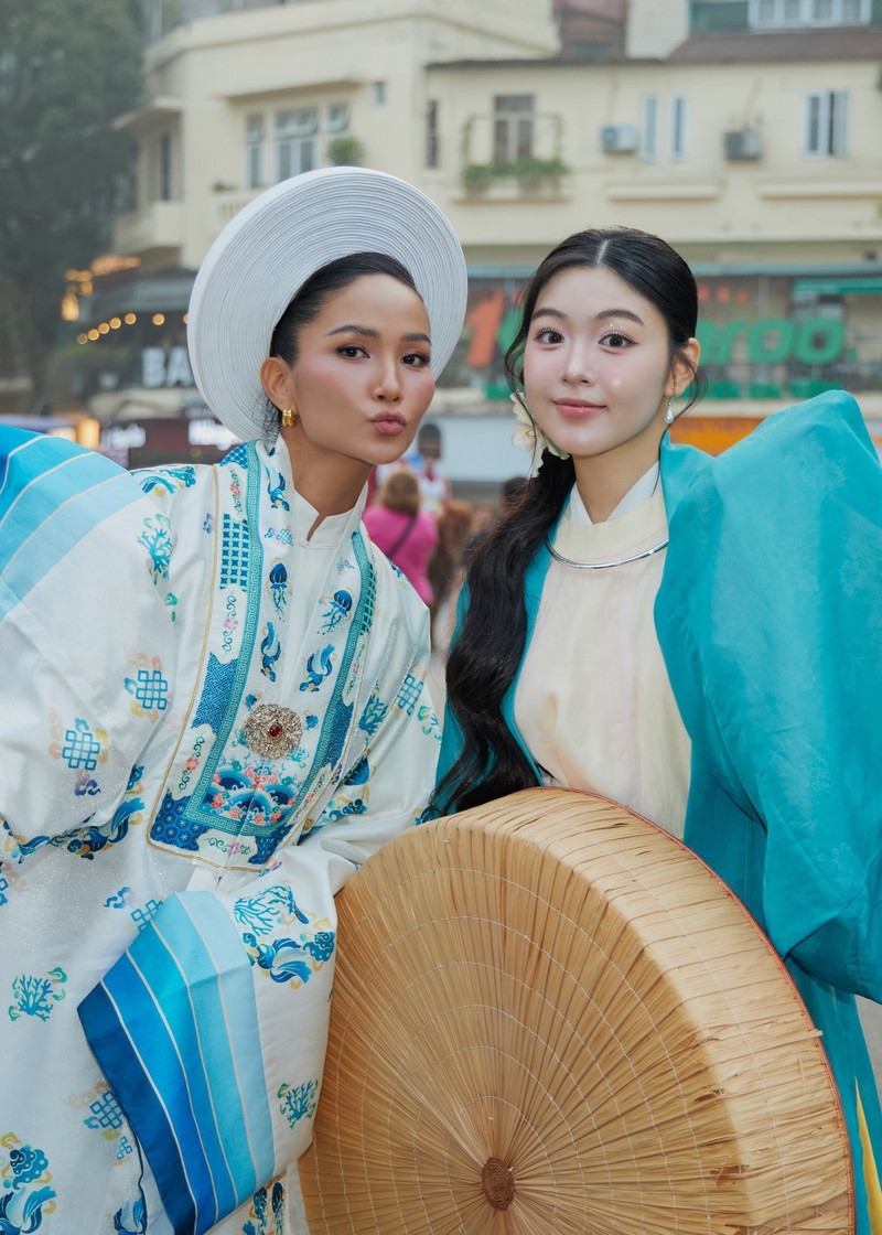 Ái nữ Quyền Linh sánh vai cùng H'Hen Niê, gây chú ý với Việt phục truyền thống Ái nữ Quyền Linh sánh vai cùng H'Hen Niê, gây chú ý với Việt phục truyền thống