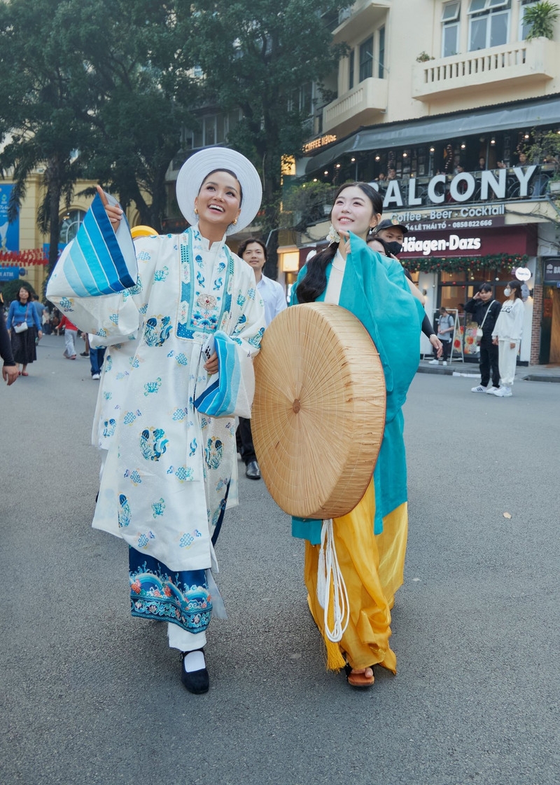 Ái nữ Quyền Linh sánh vai cùng H'Hen Niê, gây chú ý với Việt phục truyền thống Ái nữ Quyền Linh sánh vai cùng H'Hen Niê, gây chú ý với Việt phục truyền thống