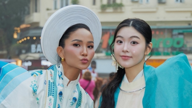 Ái nữ Quyền Linh sánh vai cùng H'Hen Niê, gây chú ý với Việt phục truyền thống
