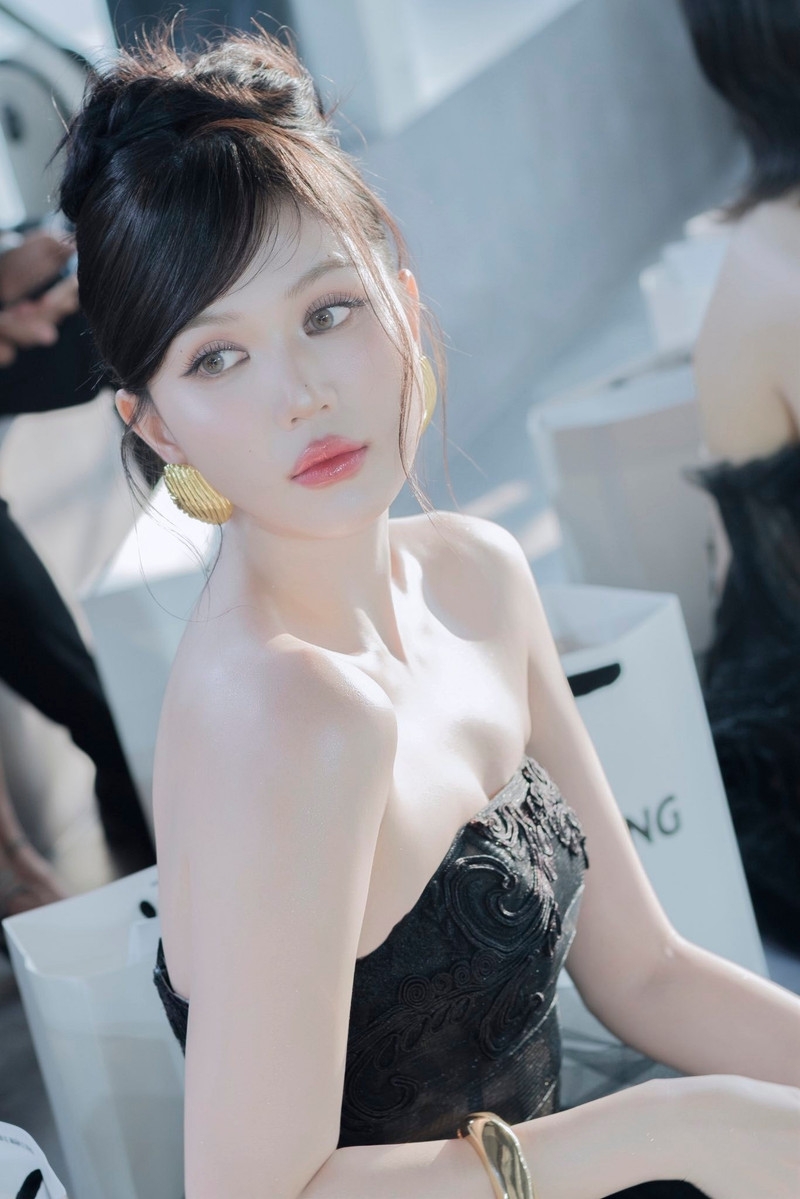 Ngọc Trinh gây bão với làn da trắng phát sáng, body cực phẩm Ngọc Trinh gây bão với làn da trắng phát sáng, body cực phẩm