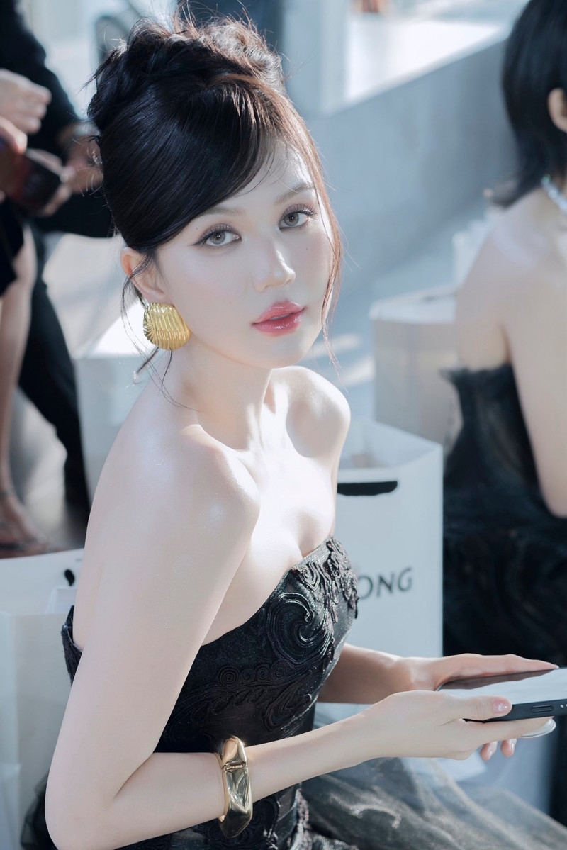 Ngọc Trinh gây bão với làn da trắng phát sáng, body cực phẩm Ngọc Trinh gây bão với làn da trắng phát sáng, body cực phẩm