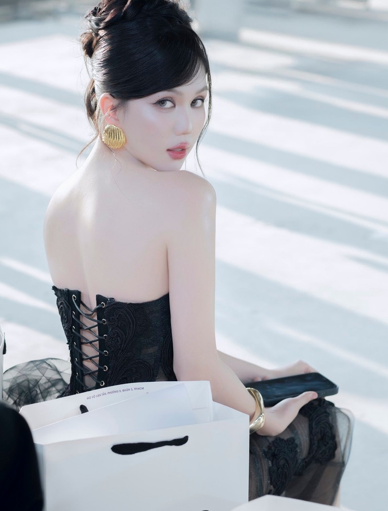 Ngọc Trinh gây bão với làn da trắng phát sáng, body cực phẩm Ngọc Trinh gây bão với làn da trắng phát sáng, body cực phẩm