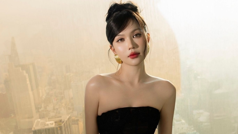 Ngọc Trinh gây bão với làn da trắng phát sáng, body cực phẩm