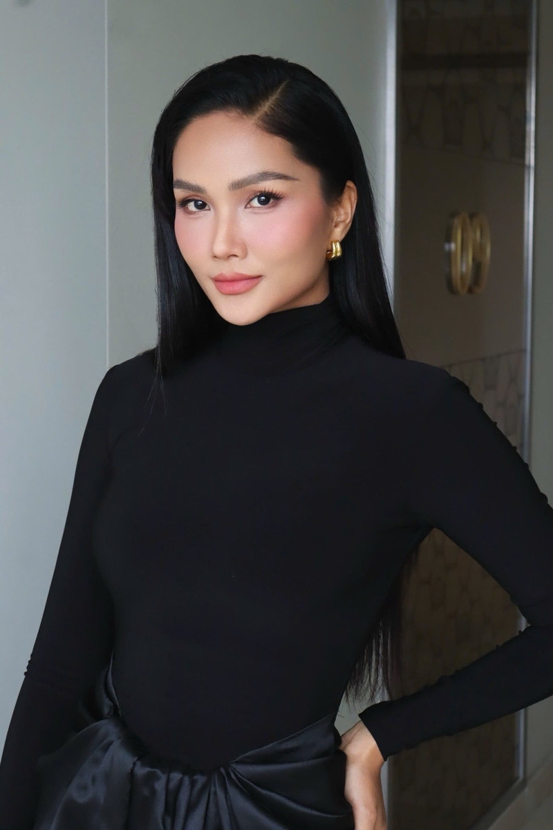 H'Hen Niê 'tái xuất' rạng rỡ, vóc dáng thon thả chỉ sau gần 3 tháng làm 'mẹ bỉm' H'Hen Niê 'tái xuất' rạng rỡ, vóc dáng thon thả chỉ sau gần 3 tháng làm 'mẹ bỉm'