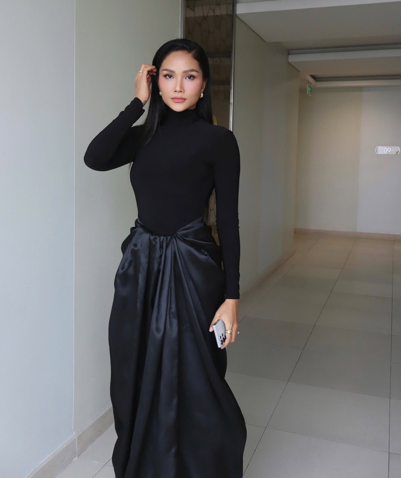 H'Hen Niê 'tái xuất' rạng rỡ, vóc dáng thon thả chỉ sau gần 3 tháng làm 'mẹ bỉm' H'Hen Niê 'tái xuất' rạng rỡ, vóc dáng thon thả chỉ sau gần 3 tháng làm 'mẹ bỉm'