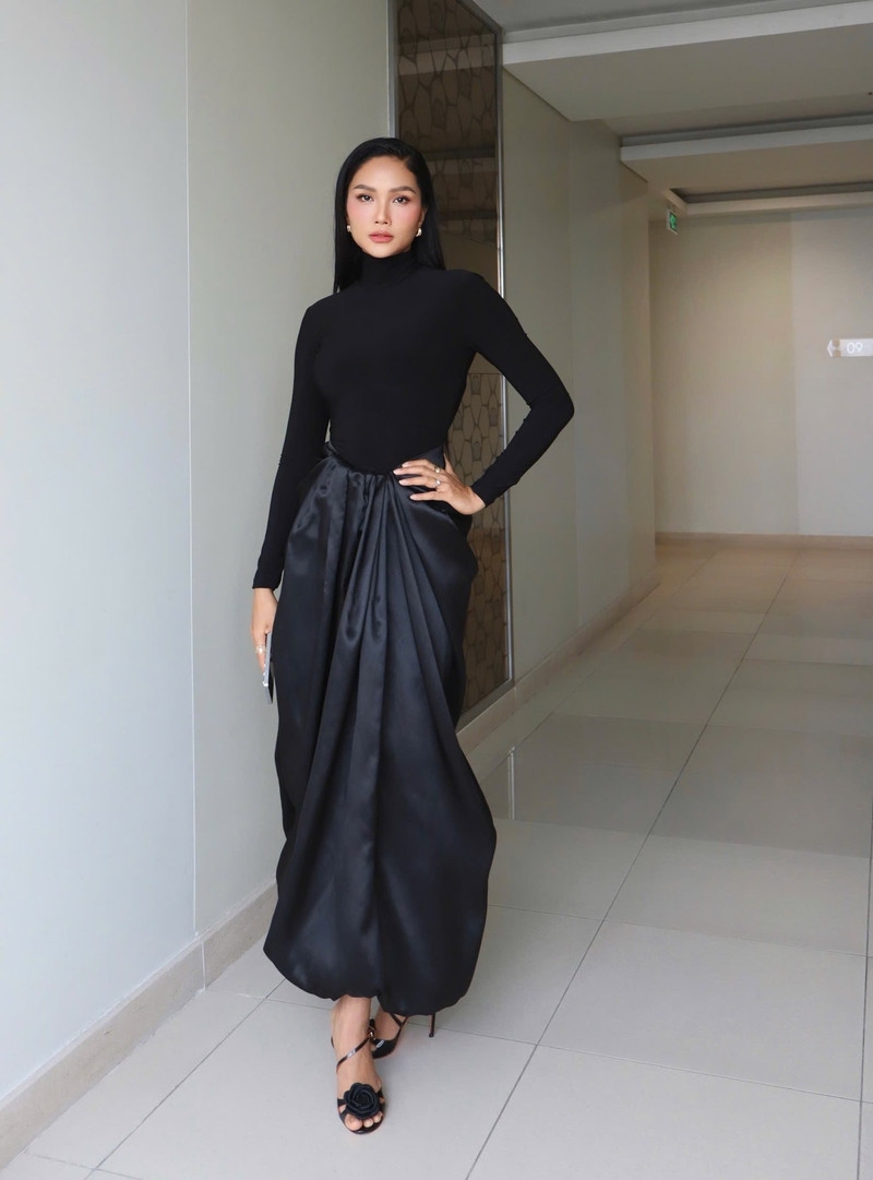 H'Hen Niê 'tái xuất' rạng rỡ, vóc dáng thon thả chỉ sau gần 3 tháng làm 'mẹ bỉm' H'Hen Niê 'tái xuất' rạng rỡ, vóc dáng thon thả chỉ sau gần 3 tháng làm 'mẹ bỉm'