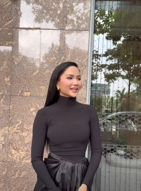 H'Hen Niê 'tái xuất' rạng rỡ, vóc dáng thon thả chỉ sau gần 3 tháng làm 'mẹ bỉm' H'Hen Niê 'tái xuất' rạng rỡ, vóc dáng thon thả chỉ sau gần 3 tháng làm 'mẹ bỉm'