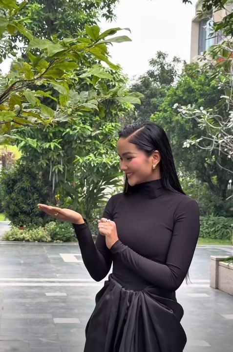 H'Hen Niê 'tái xuất' rạng rỡ, vóc dáng thon thả chỉ sau gần 3 tháng làm 'mẹ bỉm' H'Hen Niê 'tái xuất' rạng rỡ, vóc dáng thon thả chỉ sau gần 3 tháng làm 'mẹ bỉm'