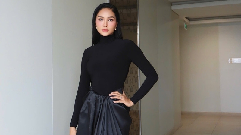 H'Hen Niê 'tái xuất' rạng rỡ, vóc dáng thon thả chỉ sau gần 3 tháng làm 'mẹ bỉm'