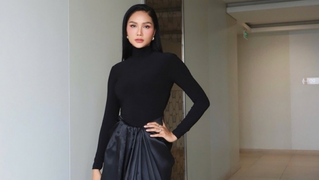 H'Hen Niê 'tái xuất' rạng rỡ, vóc dáng thon thả chỉ sau gần 3 tháng làm 'mẹ bỉm'